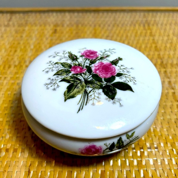 Vintage 1970s Rose Bouquet Porcelain jewelry/trinket box made in Japan - Picture 1 of 5